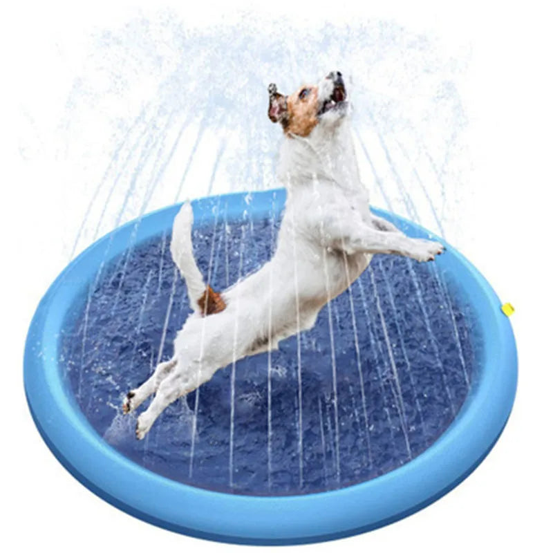 Dog playing on Mon ami à quatre pattes pet water sprinkler play mat with water spray and colorful design in a backyard setting.
