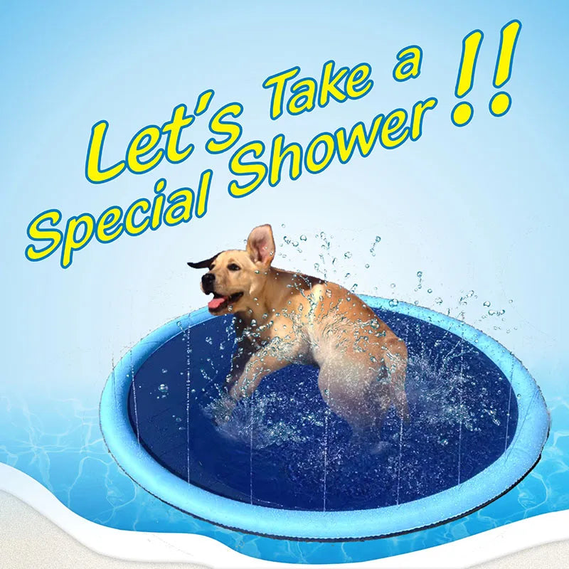 Pet water sprinkler play mat for dogs by Mon ami à quatre pattes, featuring a colorful, wet surface for outdoor fun and cooling play.