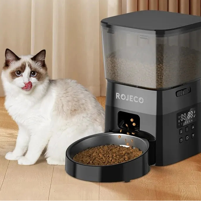 Mon ami à quatre pattes automatic cat and dog feeder with smart control and digital display for easy pet feeding management.