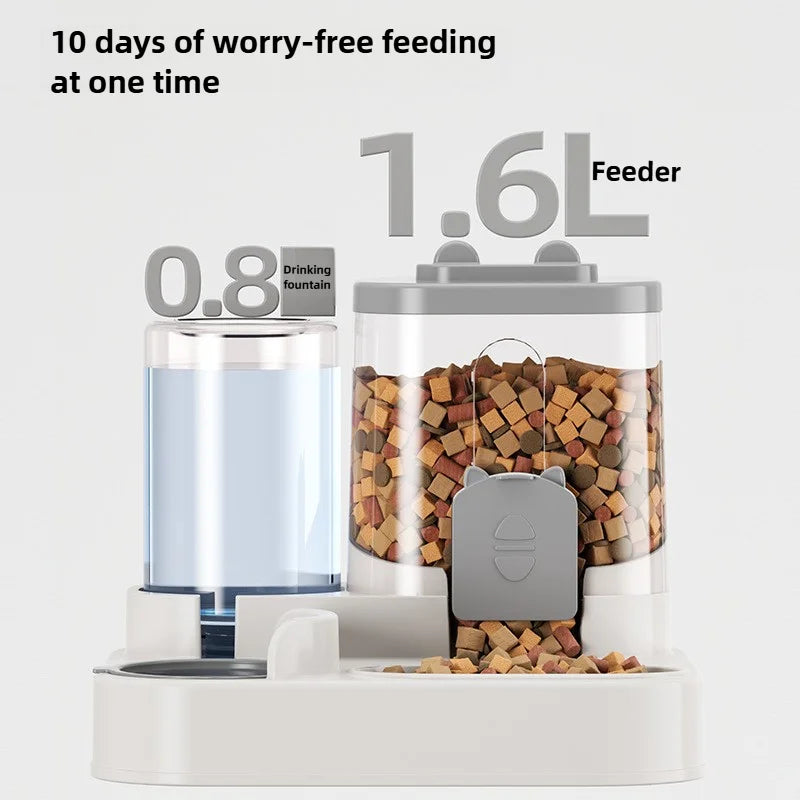 Large capacity cat feeder with water bowl by Mon ami à quatre pattes, showing the feeder's spacious design and water dish.