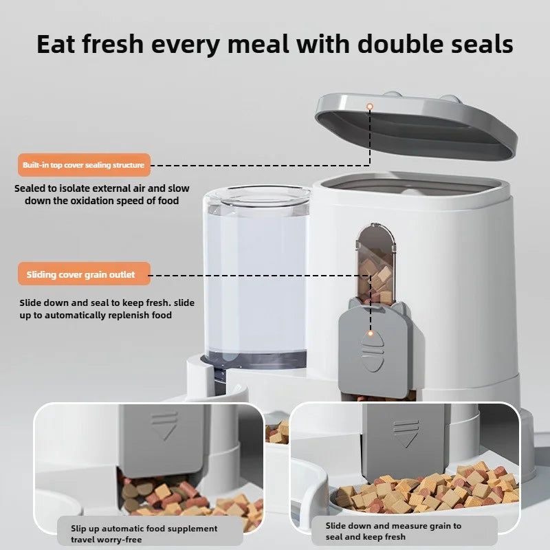 Large capacity cat feeder with water bowl from Mon ami à quatre pattes, featuring a spacious food container and integrated water dish.