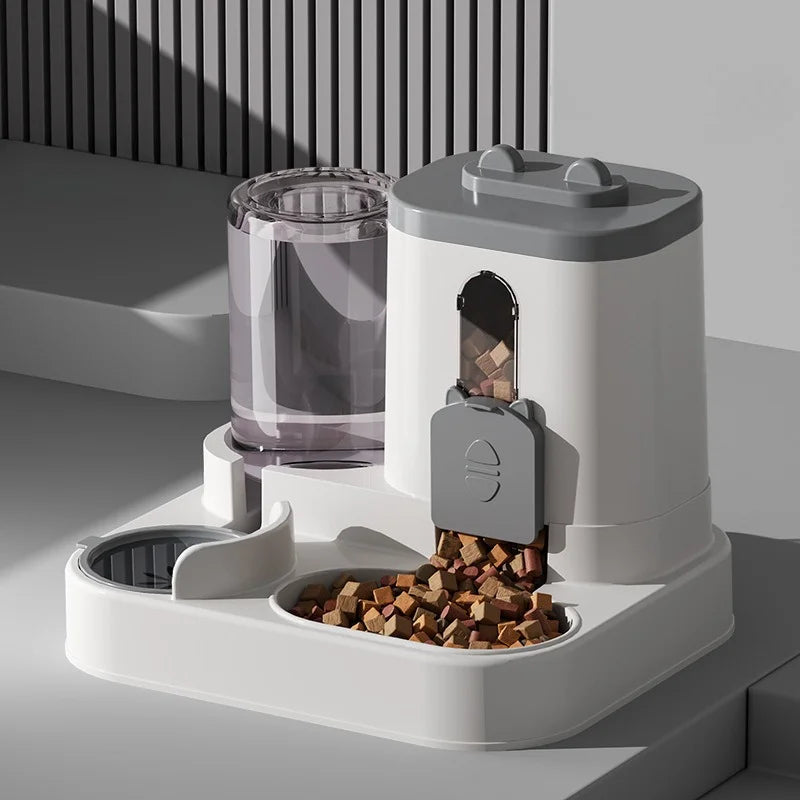 Large capacity cat feeder with water bowl from Mon ami à quatre pattes, featuring food storage compartment and integrated water dish.