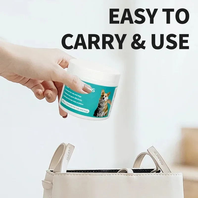 Pet eye wipes for dogs and cats by Mon ami à quatre pattes, showing soft wipes and a clean pet eye area.