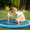 Dog playing on Mon ami à quatre pattes pet water sprinkler play mat with colorful water jets in a yard.