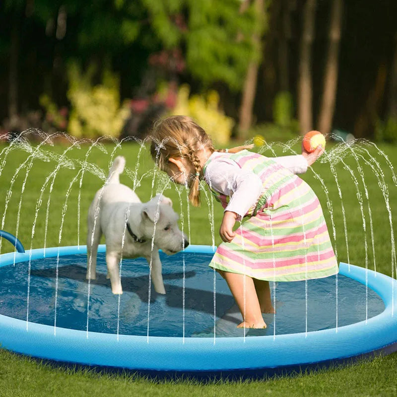 Dog playing on Mon ami à quatre pattes pet water sprinkler play mat with colorful water jets in a yard.