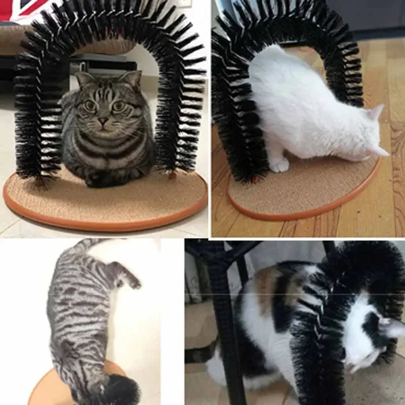 Cat self grooming arch with brush from Mon ami à quatre pattes, featuring a curved design for easy grooming and scratching.