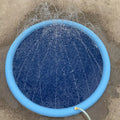 Dog playing on Mon ami à quatre pattes pet water sprinkler play mat with water jets and colorful design for outdoor fun.